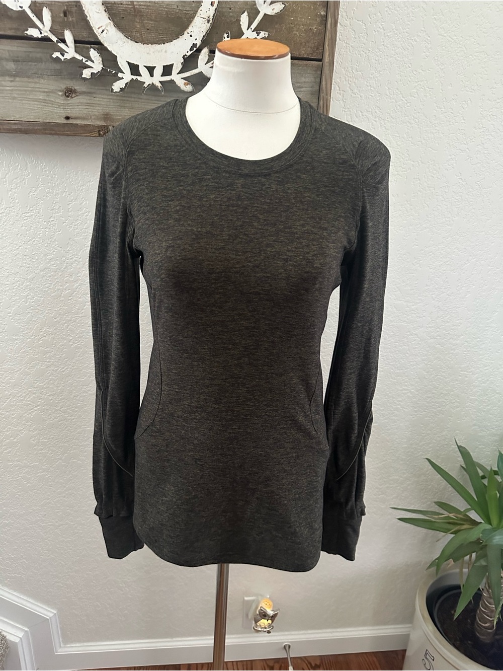 Lululemon Extra Mile Long Sleeve Running Activewear Top Size 4